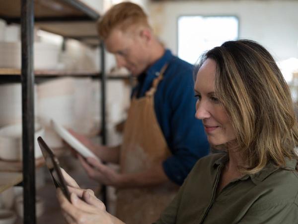 eBay-Verkäuferin und -Verkäufer machen Inventur am Tablet