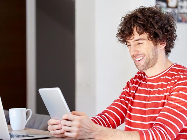 Uomo sorridente con tablet