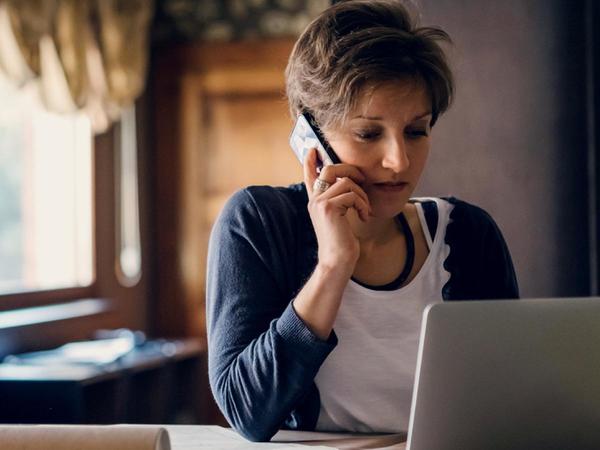 eBay-Verkäuferin am Telefon