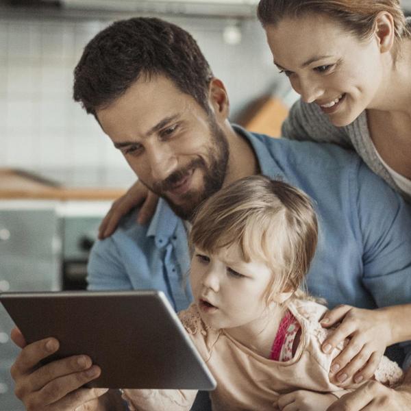 Familie schaut auf Tablet