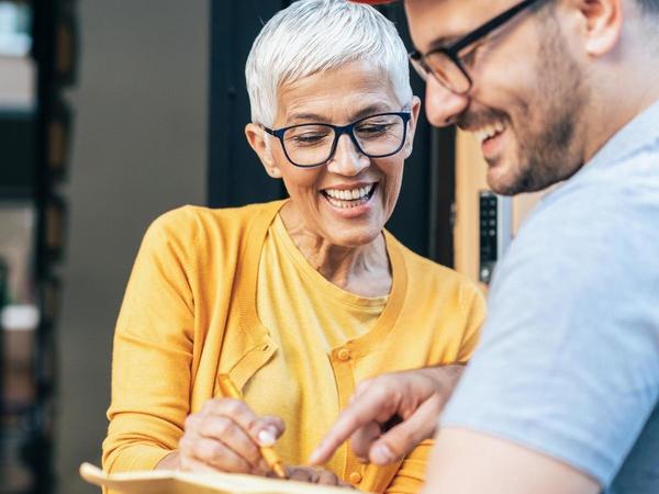 femme signe réception colis eBay devant livreur