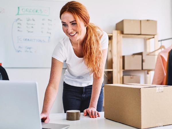 Une femme réceptionne ses colis