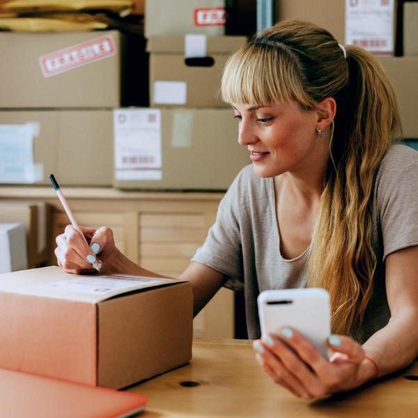eBay-Händlerin bereitet Paket vor