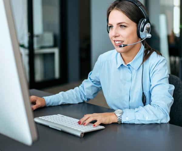Donna lavora al computer