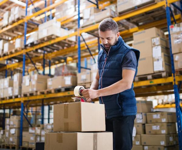 Uomo al lavoro in magazzino