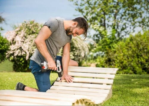 Heimwerker mit Gartenbank