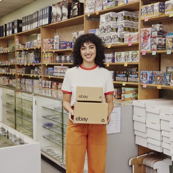 eBay-Verkäuferin mit Paketen