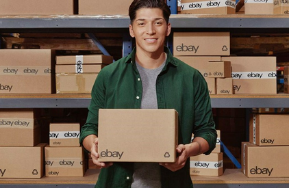 eBay-Verkäufer mit Paket in den Händen