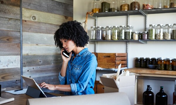 Femme qui regarde un portable