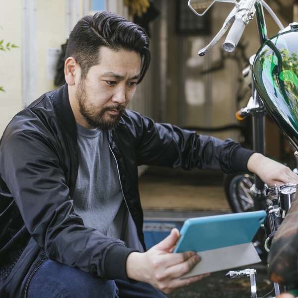 Un homme regarde sa tablette.