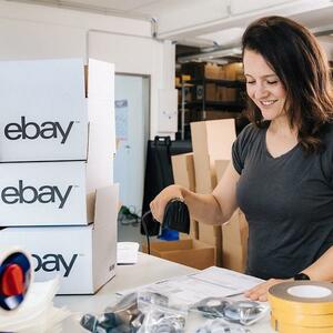 eBay-Händlerin bereitet den Versand ihrer Pakete vor.