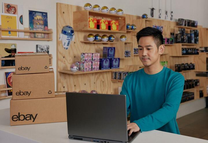 eBay-Verkäufer am PC