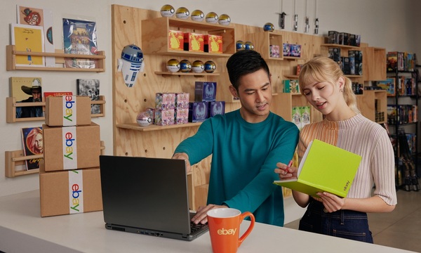 eBay-Verkäuferin und -Verkäufer am PC