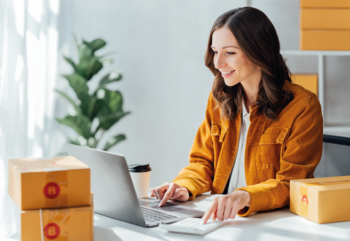 Vendeuse planifiant ses promotions sur ordinateur
