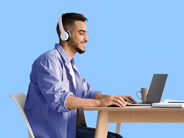 Mann am Laptop mit Kopfhörern