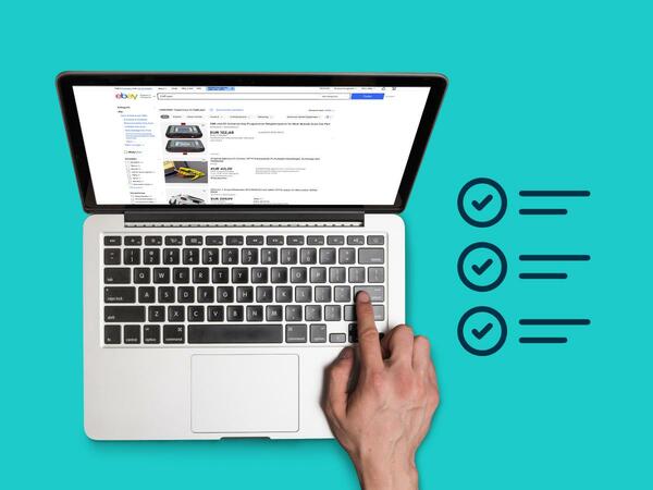 Laptop aufgeklappt mit eBay-Angeboten