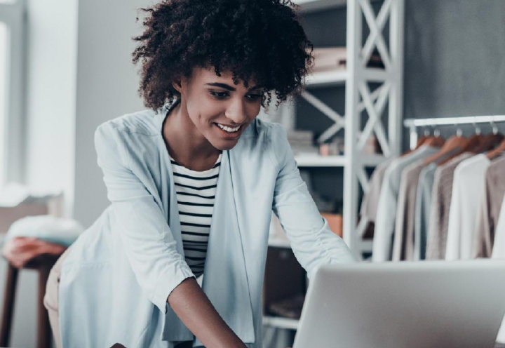 Jeune femme souriante travaillant sur ordinateur