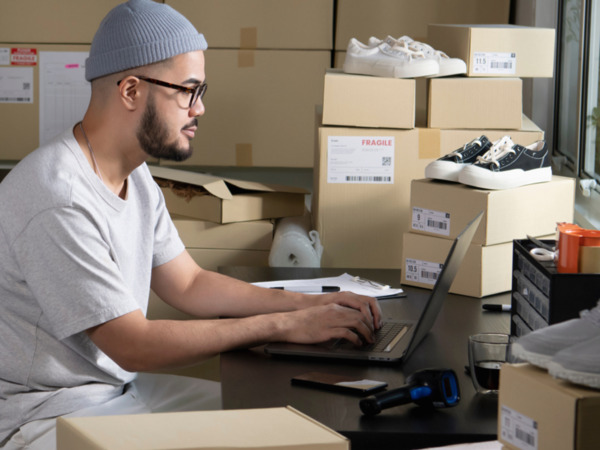 Verkäufer verpackt eBay-Bestellungen