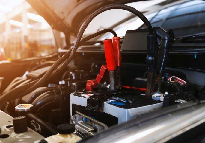 Die leere Batterie am VW Golf 5 wechseln & laden