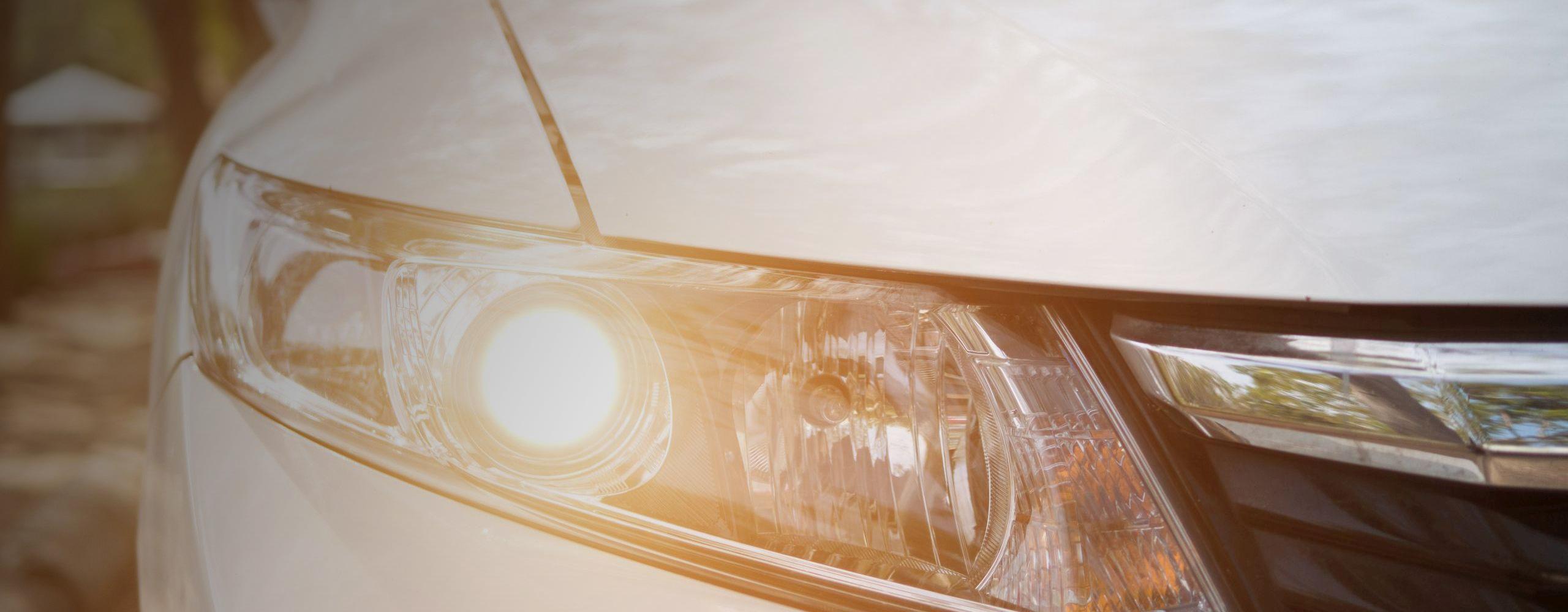 Ein Auto von vorne mit eingeschaltetem Tagfahrlicht
