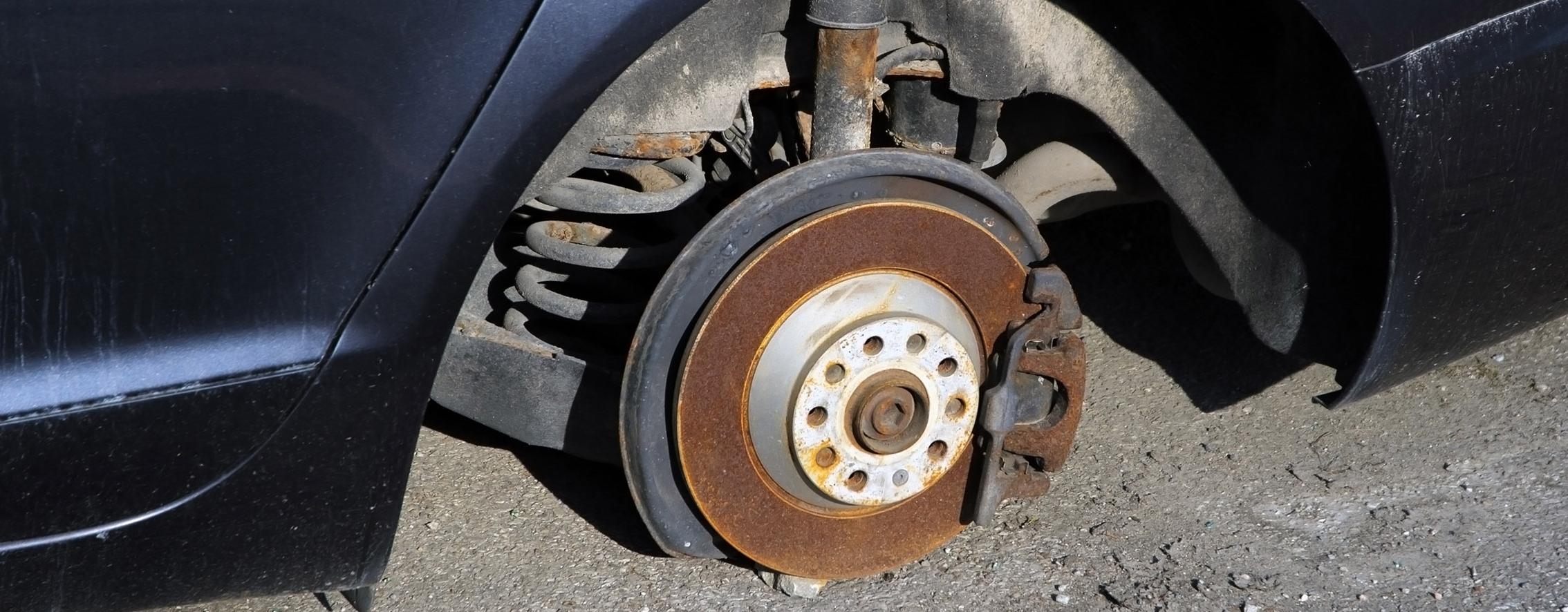 Eine freigelegte und verrostete Bremsscheibe an einem Auto