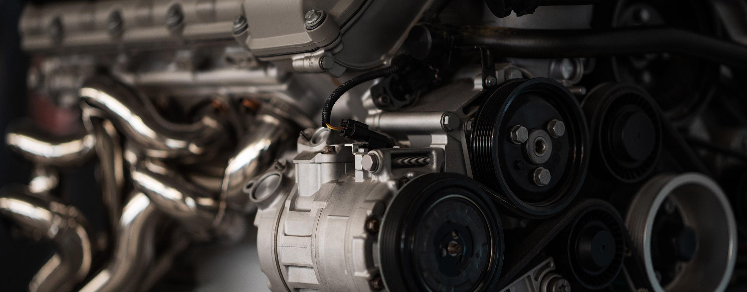 Detailansicht auf einen Benzinmotor außerhalb des Motorraums