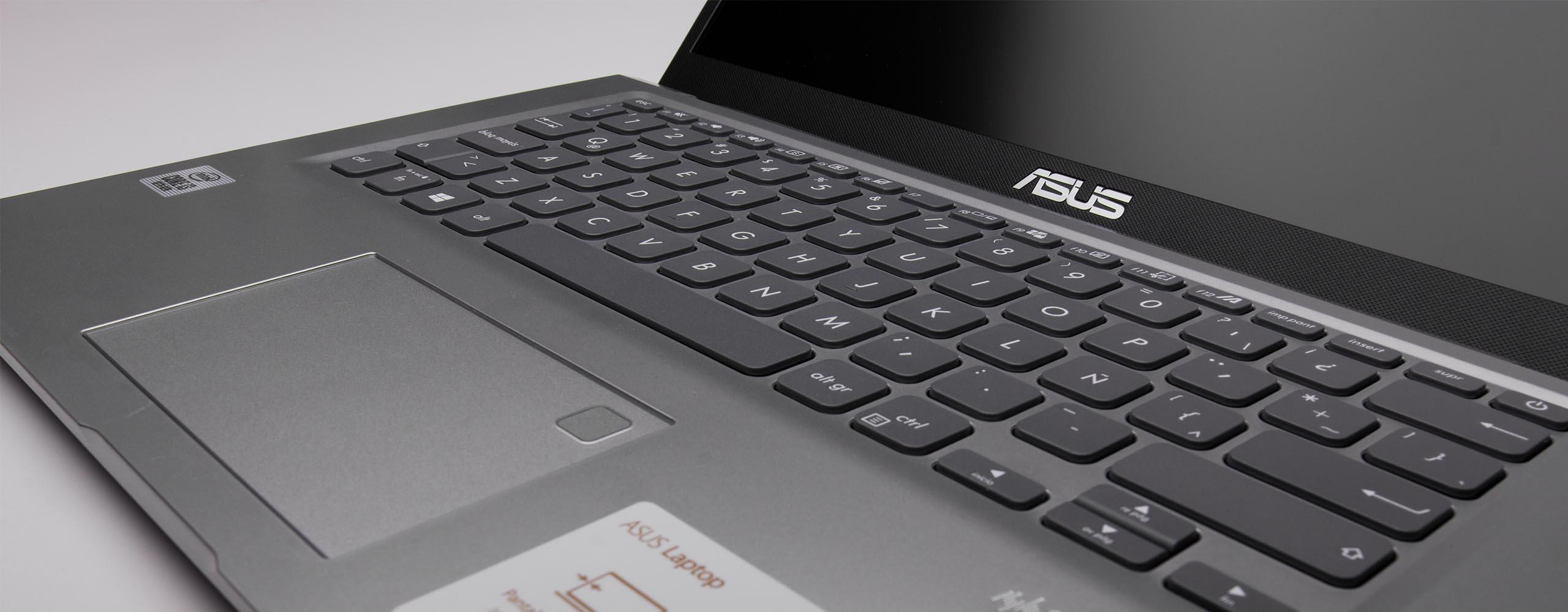 Ansicht auf einen aufgeklappten Asus-Laptop