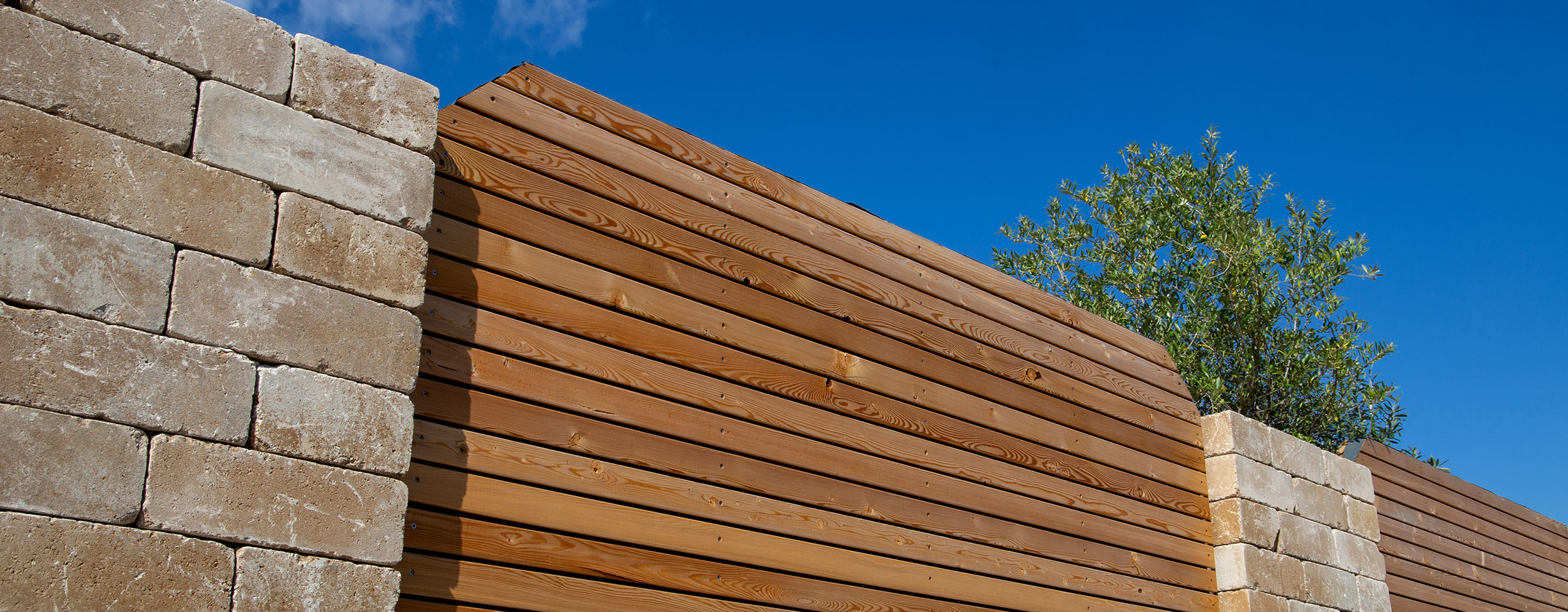 Ein selbstgebauter Sichtschutz aus Backsteinen und Holz