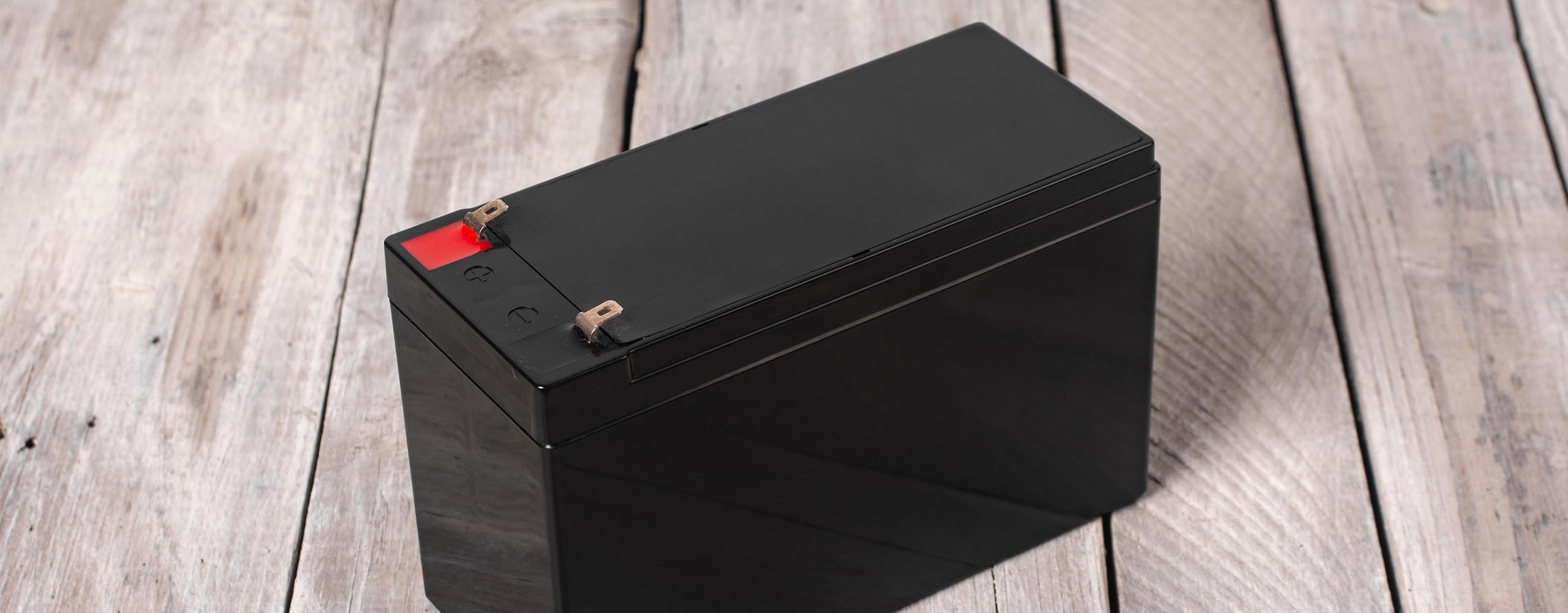 Eine Gel-Batterie steht auf einem hölzernen Untergrund.